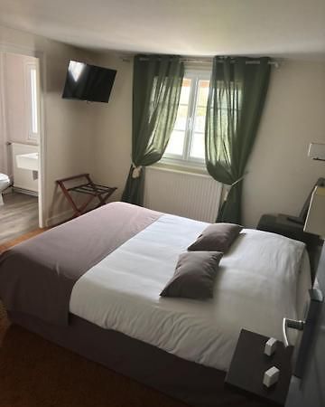 Logis Hotel De La Tour Masseret Bagian luar foto
