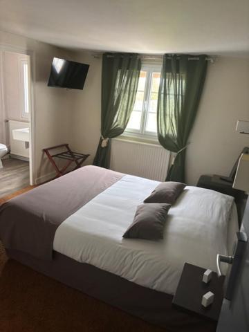 Logis Hotel De La Tour Masseret Bagian luar foto