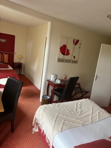 Logis Hotel De La Tour Masseret Bagian luar foto