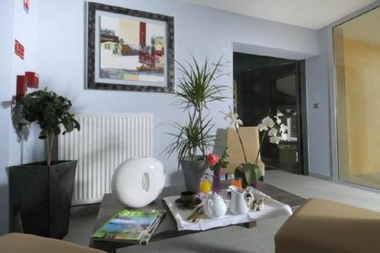 Logis Hotel De La Tour Masseret Bagian luar foto