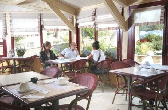 Logis Hotel De La Tour Masseret Bagian luar foto