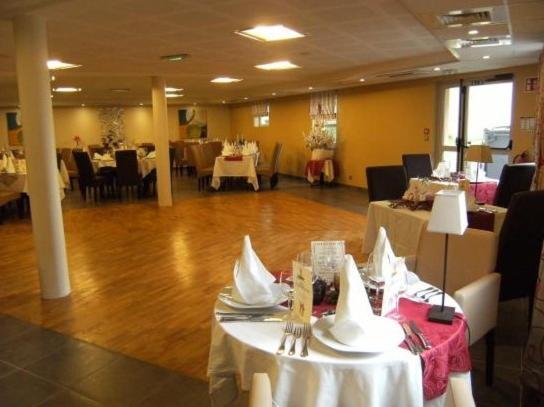 Logis Hotel De La Tour Masseret Bagian luar foto