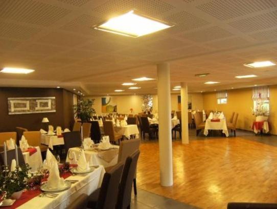 Logis Hotel De La Tour Masseret Bagian luar foto