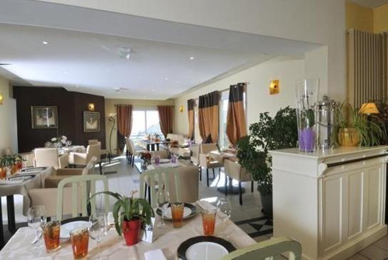 Logis Hotel De La Tour Masseret Bagian luar foto