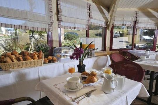 Logis Hotel De La Tour Masseret Bagian luar foto