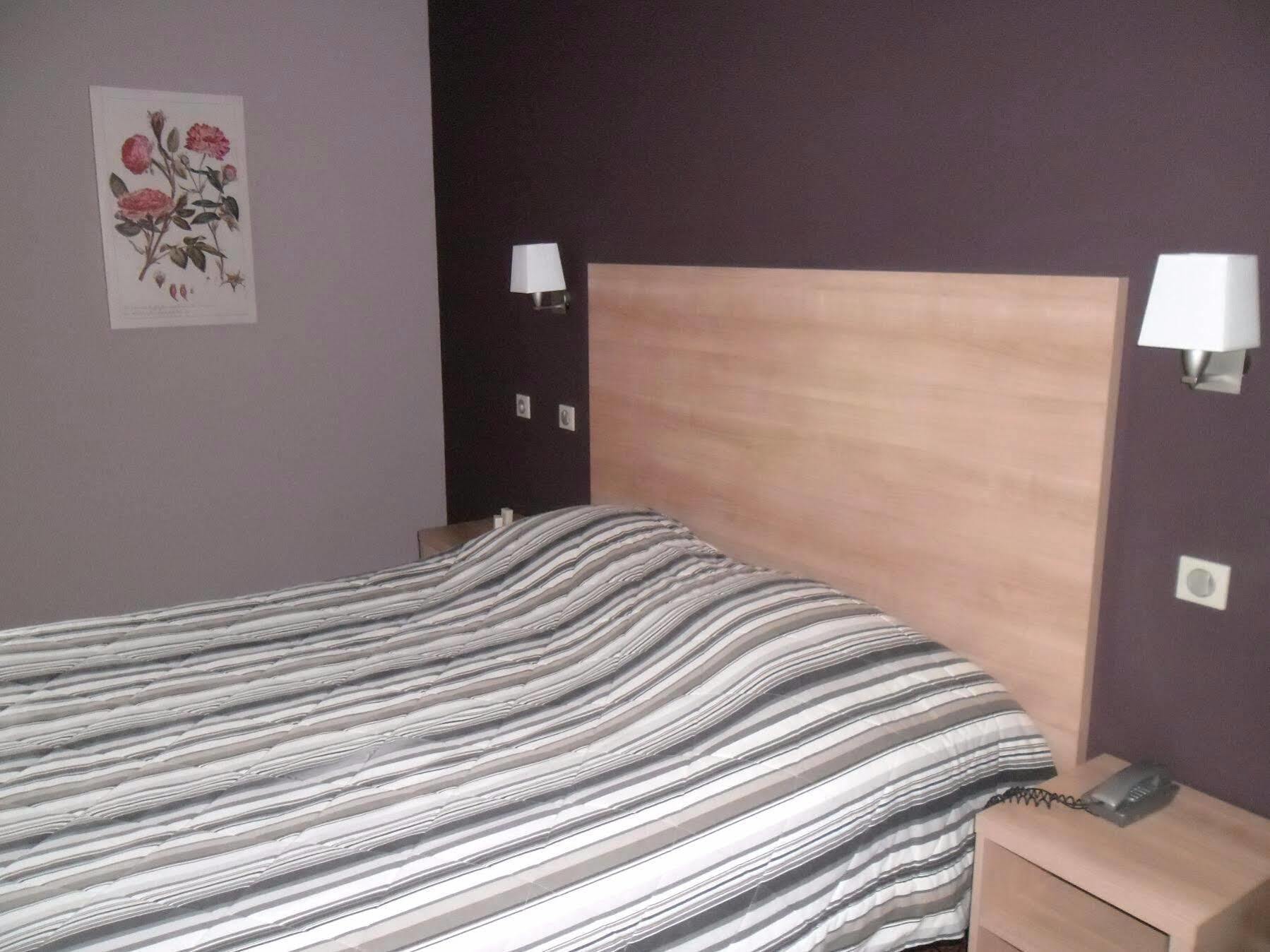 Logis Hotel De La Tour Masseret Bagian luar foto